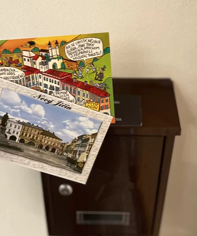 Při koupi pohlednice a&nbsp;poštovní známky využijte naši schránku na recepci TIC!