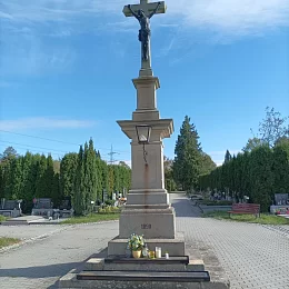 Cross with lantern in the central axis of the cemetery