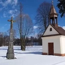 Kamenný kříž u kostela