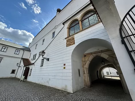 Erbovní deska Bedřicha ze Žerotína a&nbsp;Libuše z&nbsp;Lomnice z&nbsp;let 1538-1547