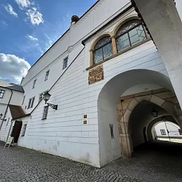 Erbovní deska Bedřicha ze Žerotína a Libuše z Lomnice z let 1538-1547