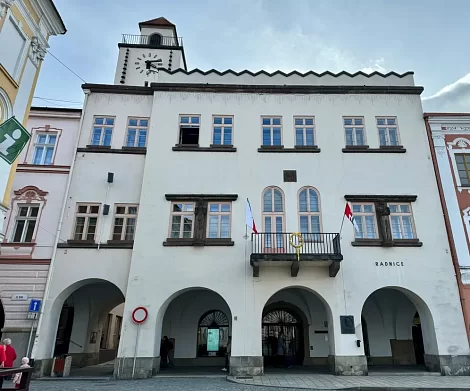 Znaky jezuitského řádu a&nbsp;města Nového Jičína z&nbsp;roku 1661