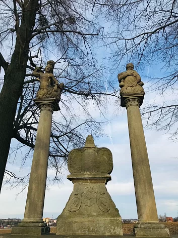 Sousoší sv. Rocha a&nbsp;Šebestiána - Pamětní deska s&nbsp;rokajovou kartuší