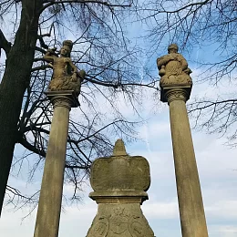 Sousoší sv. Rocha a Šebestiána - Pamětní deska s rokajovou kartuší