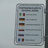 Cedule při vjezdu informují o partnerských městech